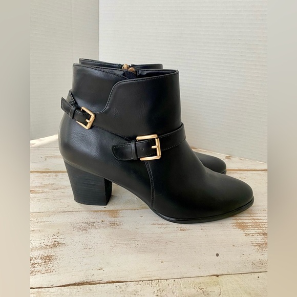 G.H. BASS Sloane black faux leather heeled ankle boots sz 9 chic classy booties - Picture 1 of 12